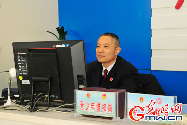 “全国模范检察官”念以新：托起群众心中的太阳