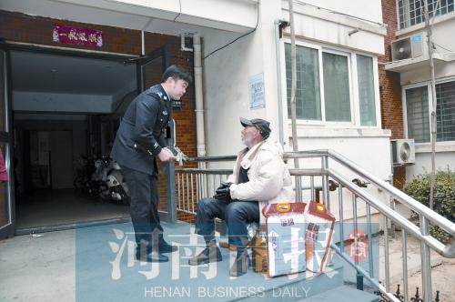 郑州片警新婚前夜新娘陪值班 最多一天接警38个