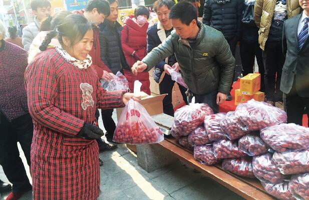 老人捐万斤红枣帮剪纸女孩 市民:爱心不用找零