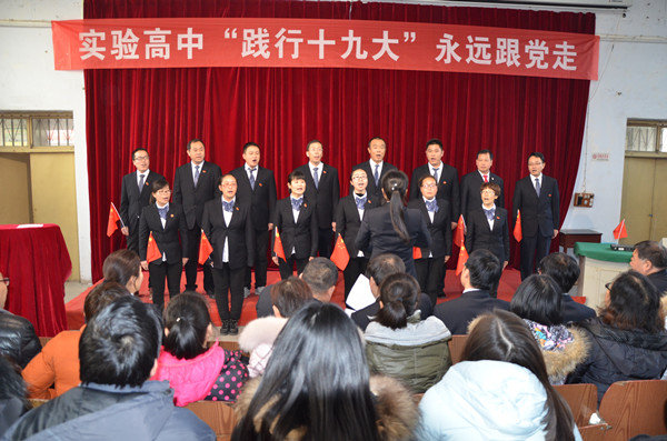 党员教师精神饱满唱红歌