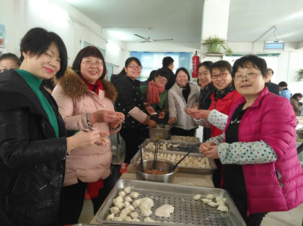 我们的老师不仅是教书能手，也是包饺子能手