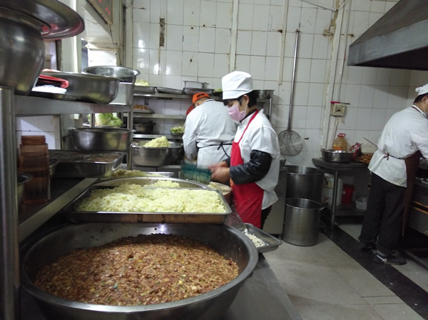 餐厅工作人员用心准备食材