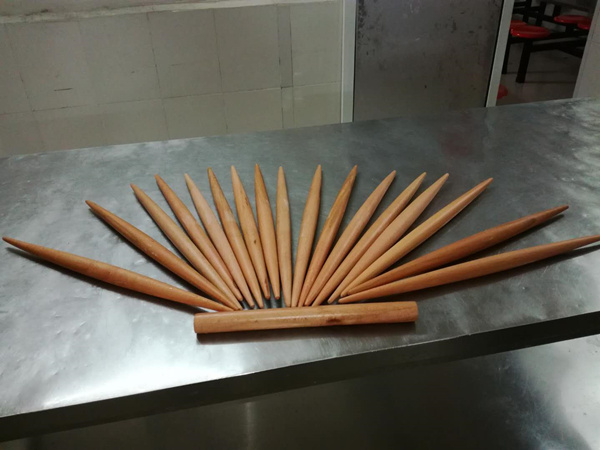 总务处提前准备好包饺子工具